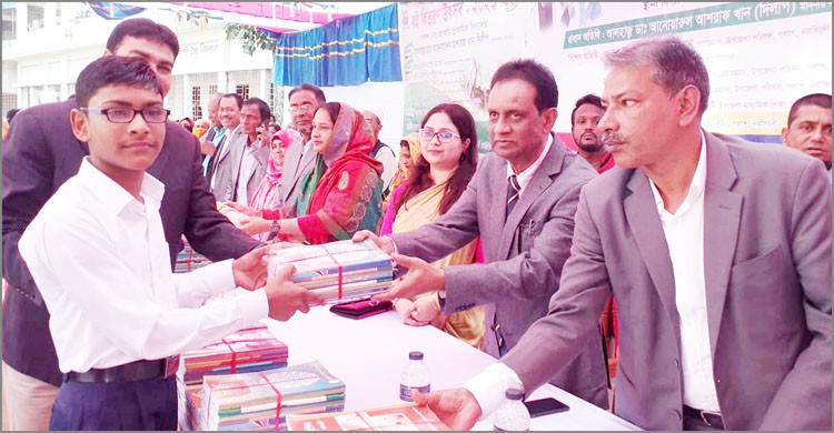 পলাশে উৎসবমুখর পরিবেশে ছাত্র-ছাত্রীদের মাঝে বই বিতরণ পলাশে উৎসবমুখর পরিবেশে ছাত্র-ছাত্রীদের মাঝে বই বিতরণ